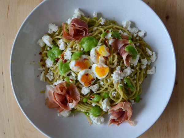 PASTA CON FETA Y HUEVOS DE CODORNIZ