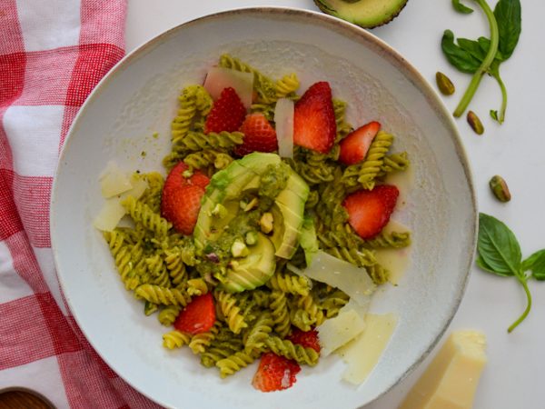 PASTA CON PESTO Y FRESAS