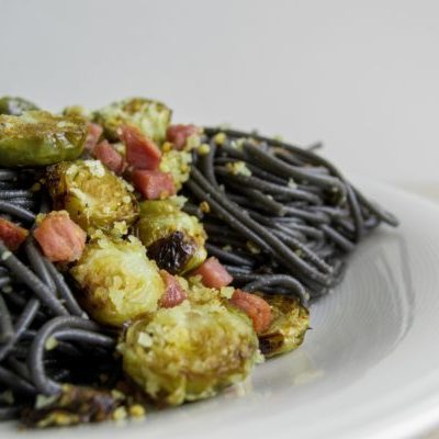 Pasta-negra-con-coles-de-bruselas