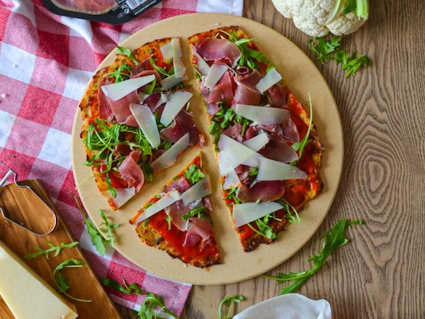 PIZZA DE COLIFLOR, RÚCULA, JAMÓN Y PARMESANO