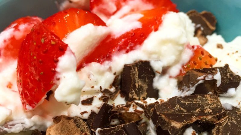 QUESO CON FRESAS Y CHOCOLATE
