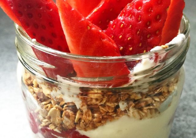 QUESO, GRANOLA Y FRESAS