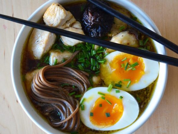RAMEN CON SETAS, HUEVO Y POLLO