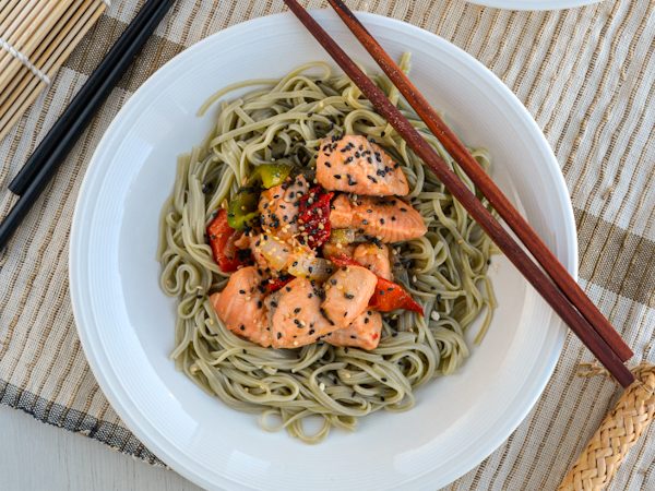 SALMÓN CON NOODLES
