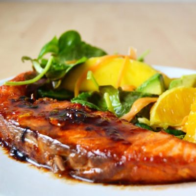 Salmón-con-salsa-asiática-y-ensalada