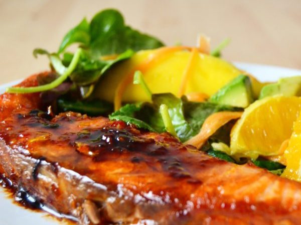 SALMÓN CON SALSA ASIÁTICA Y ENSALADA