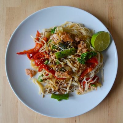 Salmón-con-verduras-y-noodles