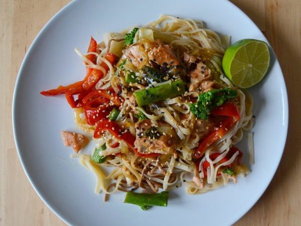 SALMÓN CON VERDURAS Y NOODLES