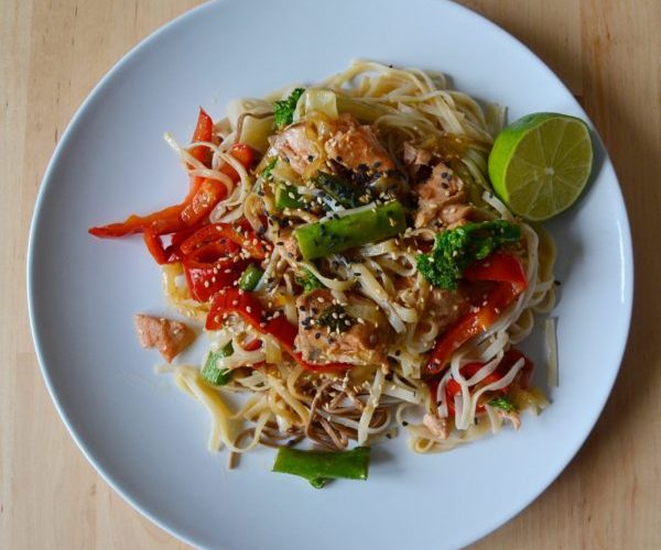 Salmón-con-verduras-y-noodles