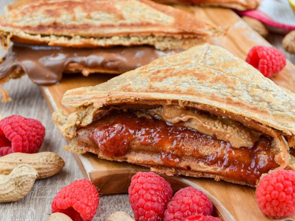 SÁNDWICHES DE PERA Y AVENA CON CREMA DE CACAHUETE Y MERMELADA DE FRESA