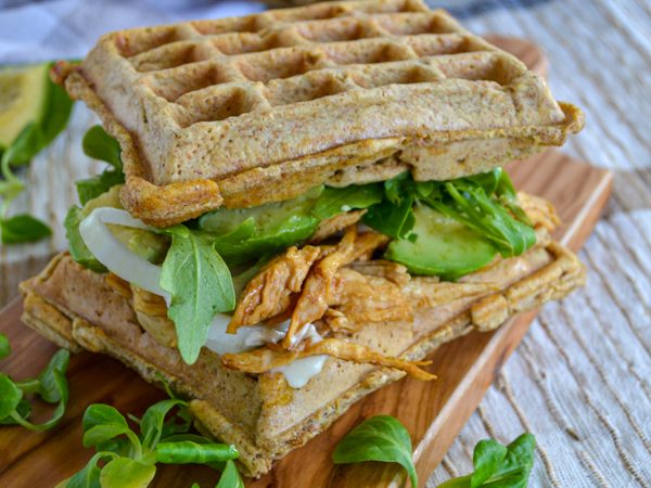 SÁNDWICH DE POLLO CON PAN DE GOFRE