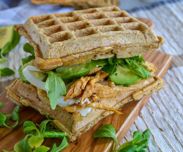 Sandwich-de-pollo-con-pan-de-gofre