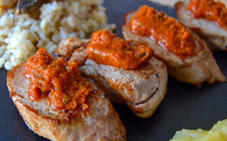 SOLOMILLO DE CERDO CON PESTO ROJO, COMPOTA Y ARROZ