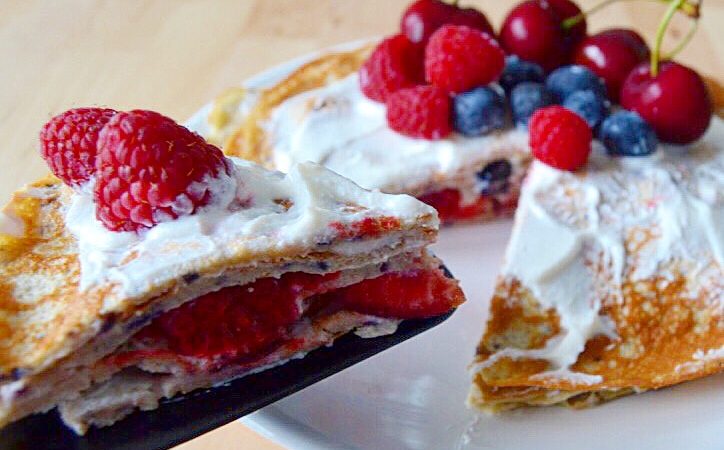 TARTA DE CREPES RELLENA DE FRUTOS ROJOS