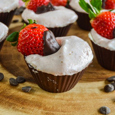Tartitas-de-chocolate-rellenas-de-mousse-de-fresa