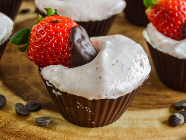 TARTITAS DE CHOCOLATE RELLENAS DE MOUSSE DE FRESA Y YOGUR