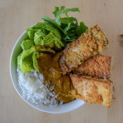 Tofu-rebozado-con-curry-y-arroz