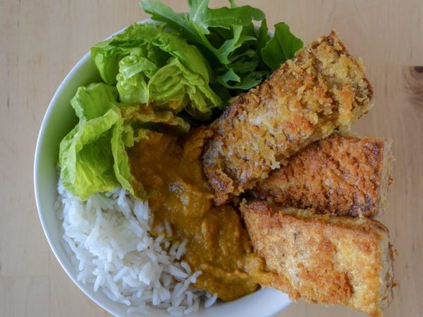 TOFU REBOZADO CON CURRY Y ARROZ