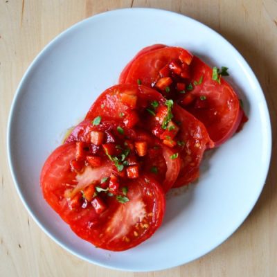 Tomate-con-vinagreta-de-cerezas