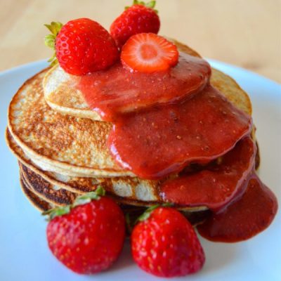 Tortitas-con-mermelada-de-fresas-casera