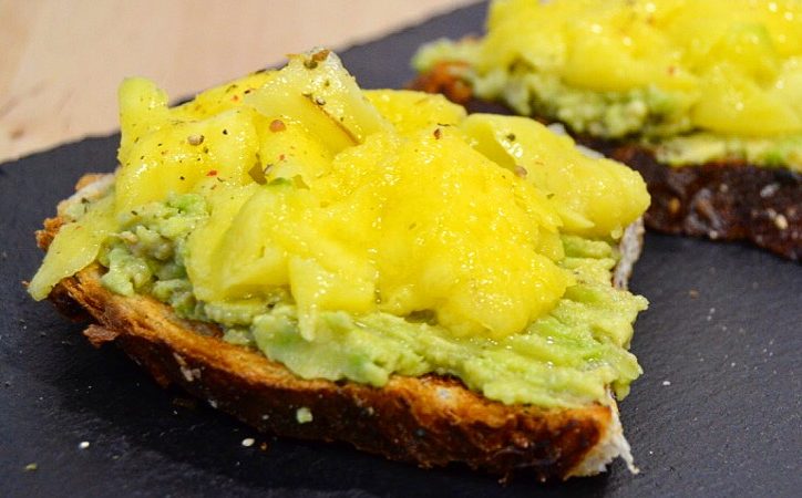 TOSTADA DE AGUACATE CON MANGO