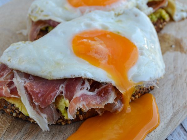 TOSTA DE AGUACATE, JAMÓN Y HUEVO