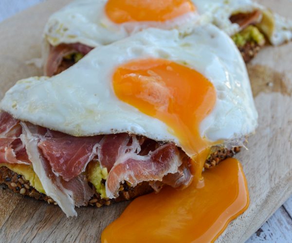 Tosta-de-aguacate-huevo-y-jamon