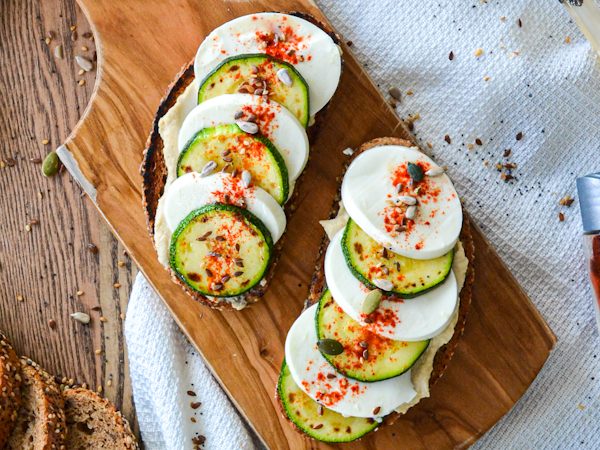 TOSTA DE HUMMUS, CALABACÍN y QUESO FRESCO