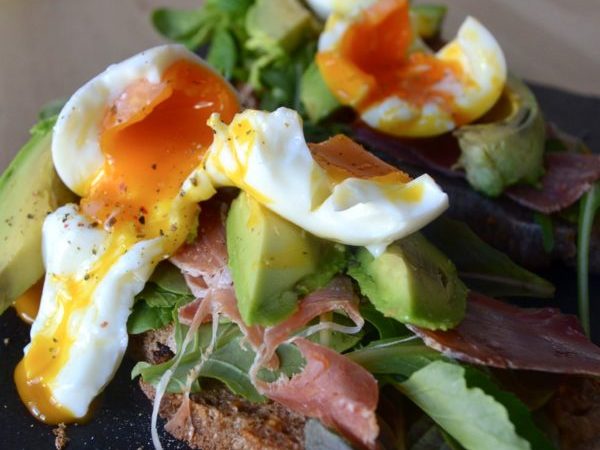 TOSTA DE JAMÓN, HUEVO Y AGUACATE