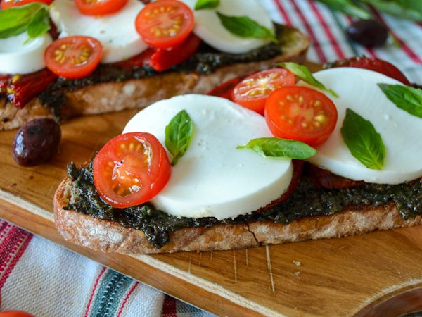 TOSTA DE OLIVADA, PIMIENTOS DEL PIQUILLO Y QUESO FRESCO