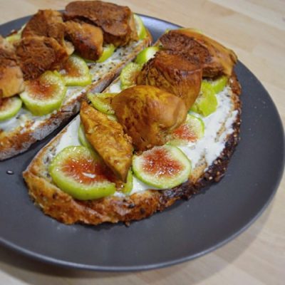 Tosta-de-pollo-queso-e-higos