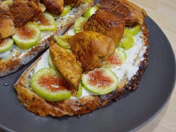 TOSTAS DE CAMEMBERT, HIGOS Y POLLO