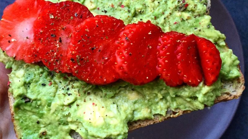 TOSTADAS DE AGUACATE CON FRESAS