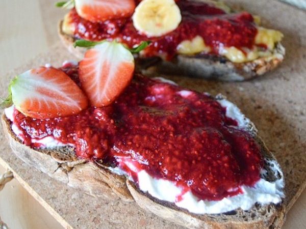 TOSTADAS CON MERMELADA DE FRAMBUESAS Y CHÍA