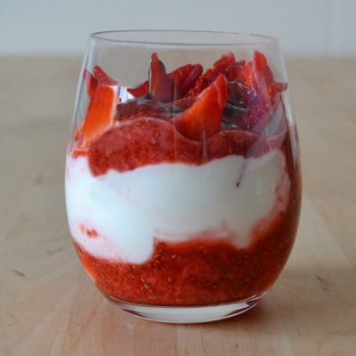 Vasito-de-fresas-y-yogur