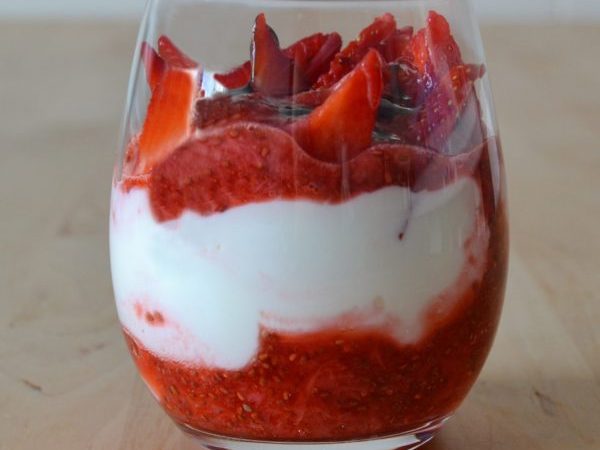 VASITO DE FRESAS Y YOGURT GRIEGO