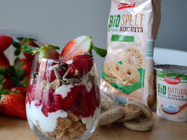 VASITO DE GALLETAS Y FRUTAS ROJAS