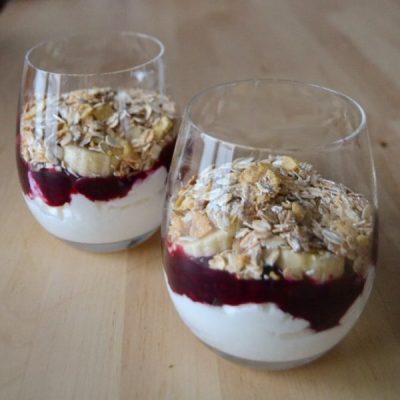 Vasos-de-yogur-y-arándanos
