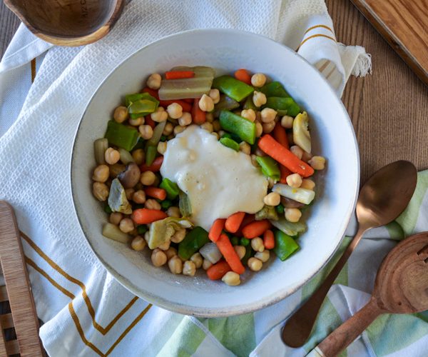 Menestra-con-garbanzos-y-ali-oli