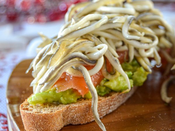 TOSTA DE GULAS, SALMÓN Y AGUACATE